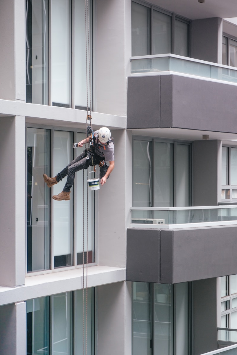 persoon die aan touwen hangt
